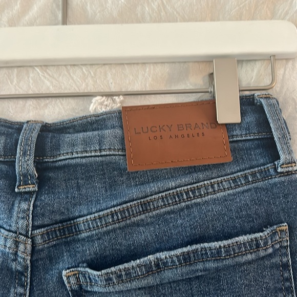 Lucky brand skinny jeans. Can fit a size 4 too. Like new, smoke-free, pet free - Picture 2 of 6